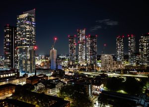 By Manchester at Night by Peter McDermott, CC BY-SA 2.0, https://commons.wikimedia.org/w/index.php?curid=169484018